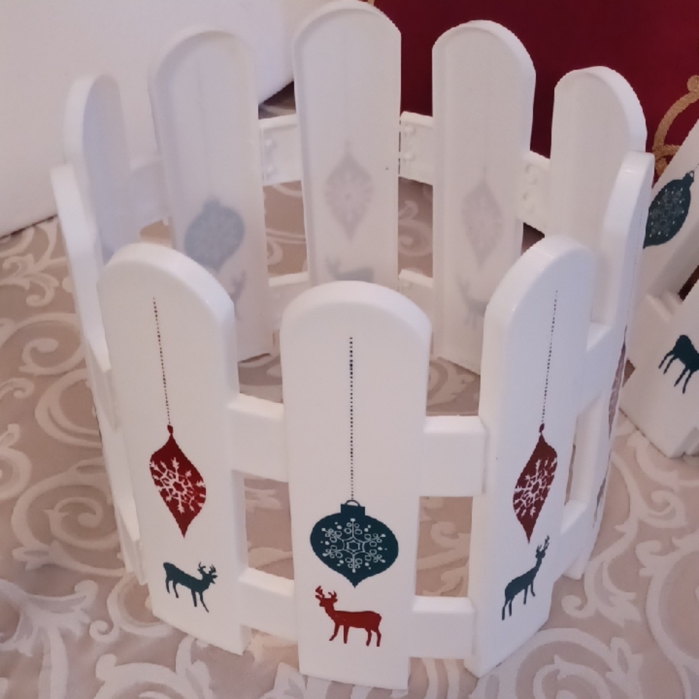 Holiday White Fence Tree Skirt Decor with Red and Green Accents - Picture 4 of 6